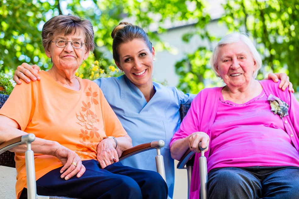 Glad vårdare med äldre personer