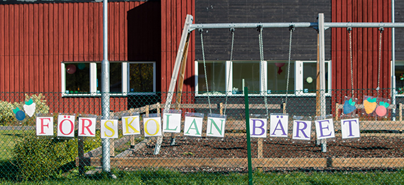 Förskolan Bäret i Ludvika - Bild på huset och lappar med bokstäver som bildar ordet Förskolan Bäret.