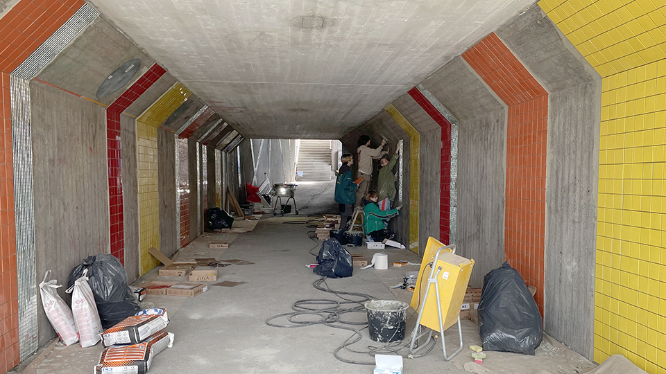 Utsmyckning av tunnel under riksväg 50 i Ludvika. Konstnär Backa Carin Ivansdotter arbetar tillsammans med sina assistenter.