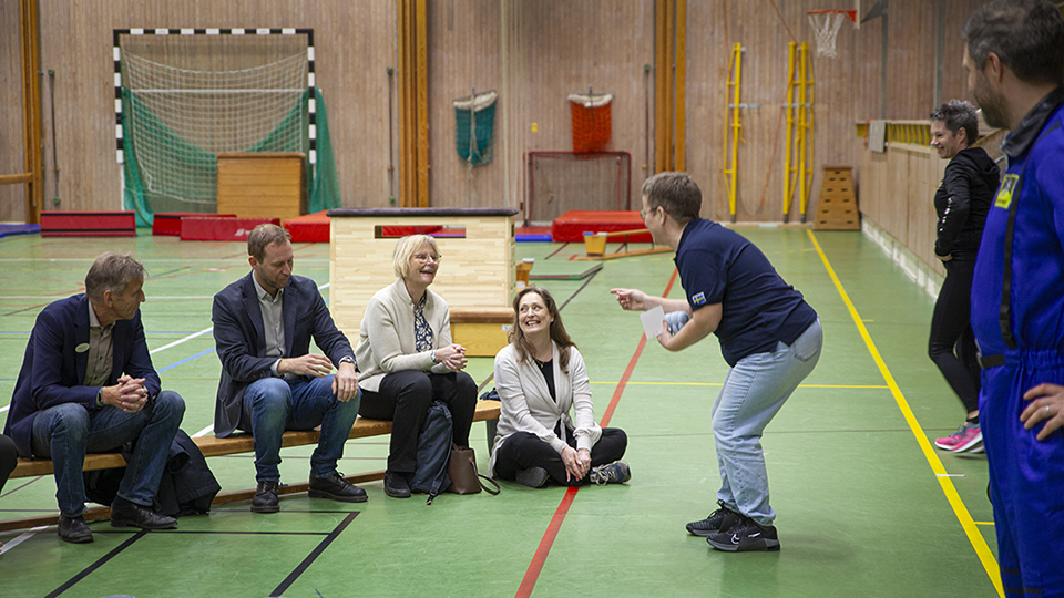 Jenny Jansson skojar med Rymdstyrelsens generaldirektör Anna Rathsman.