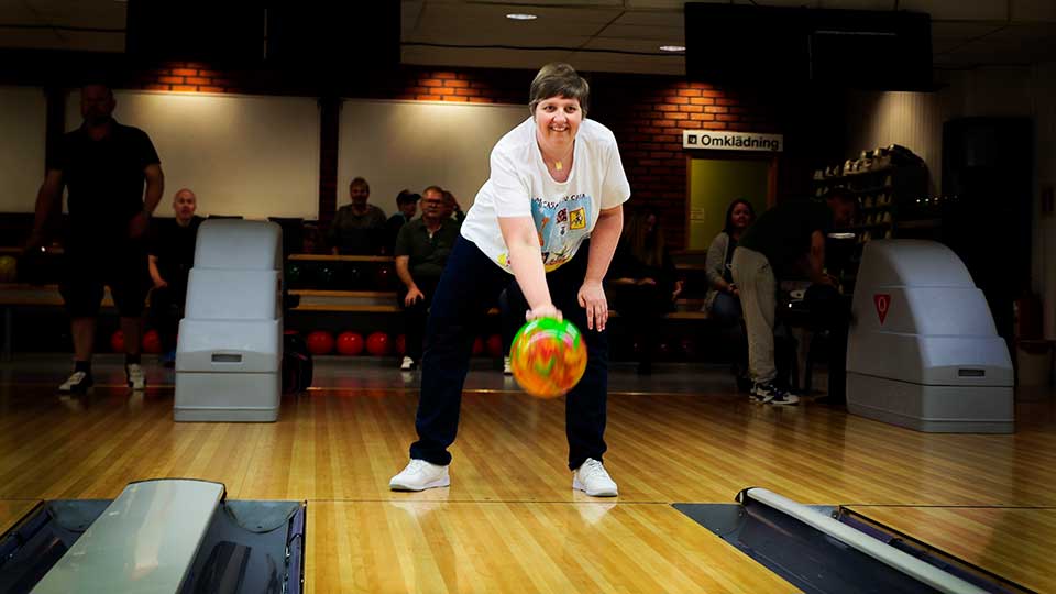 Kvinna spelar bowling.