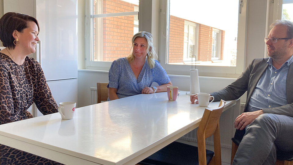Malin Sommarsjö, Terese Hamberg och HåGe Persson samtalar runt ett köksbord.